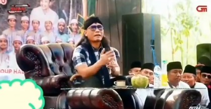 Penampilan Perdana Gus Miftah Setelah Vakum, Menangis Haru di Tengah Jamaah Mujahadah. (Foto: akun X @AkunMboizSam)